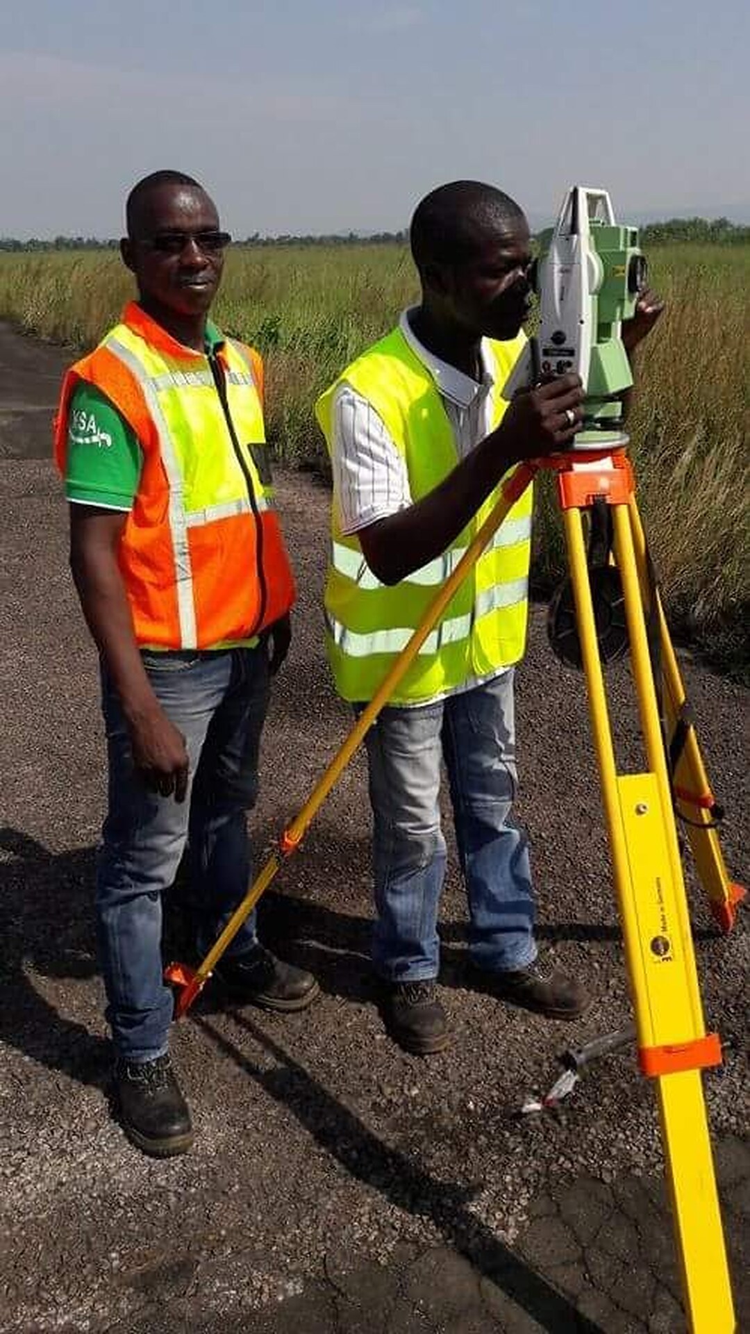Équipe de topographie pendant les études de la piste de l’aéroport Bangui M’Poko